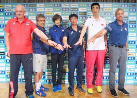 　ワールドグランドチャンピオンズカップ開幕を前に、写真撮影に応じる日本代表の中田監督（左から３人目）ら出場チームの監督ら＝４日午後、東京都新宿区