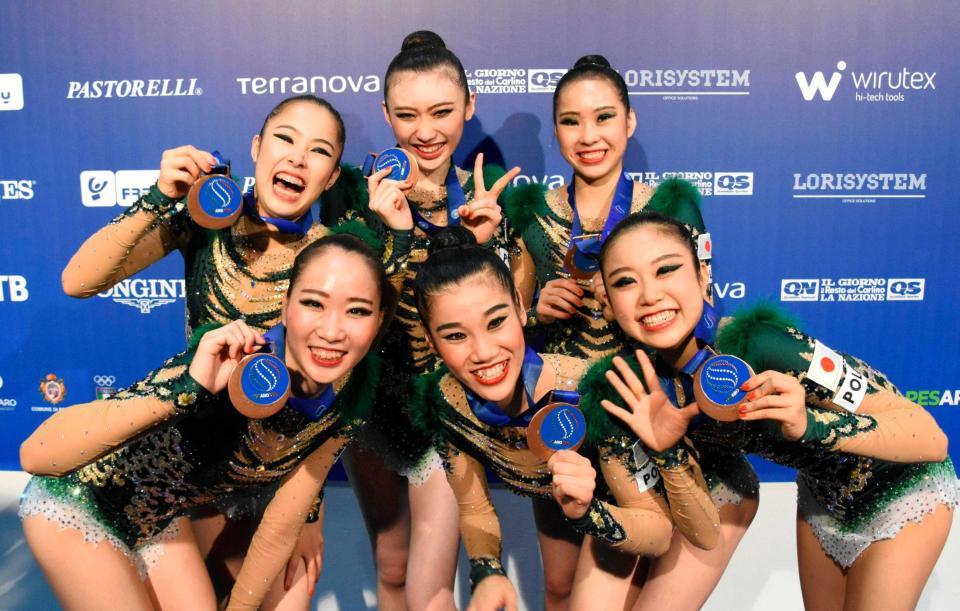 　団体総合で獲得した銅メダルを手に笑顔を見せる（前列左から）杉本、松原、竹中、（後列左から）鈴木、国井、横田（共同）