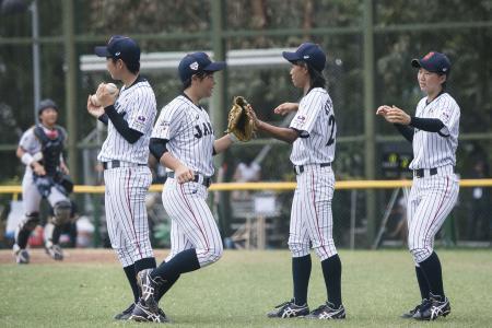 　女子野球のアジア・カップ、香港戦で祝福し合う日本の選手ら＝香港（ゲッティ＝共同）