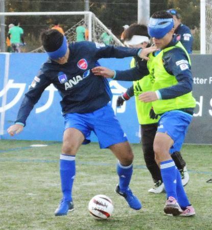 　１月、練習する５人制ブラインドサッカーの日本代表選手たち＝千葉市