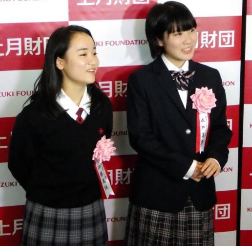 上月スポーツ賞に出席した伊藤美誠（左）と、平野美宇（右）＝ザ・リッツカールトンホテル東京