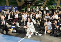 　会見後、報道陣と記念撮影をする伊達公子（中央）