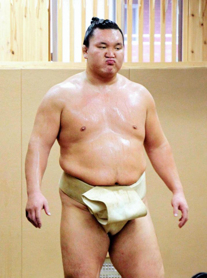 　左膝炎症で休場を決めた白鵬