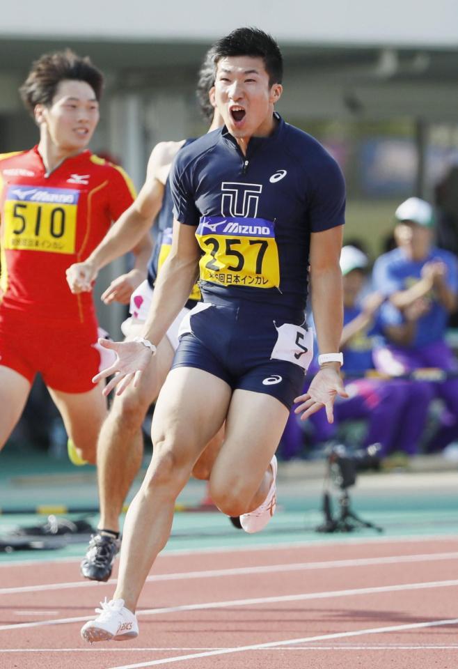 　日本学生対校選手権の男子１００メートル決勝で９秒98の日本新記録をマークし、雄たけびを上げる桐生祥秀＝９日、福井県営陸上競技場