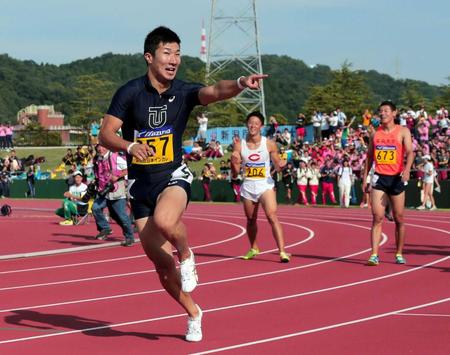 　９秒９８の日本新記録で優勝し歓喜する桐生祥秀