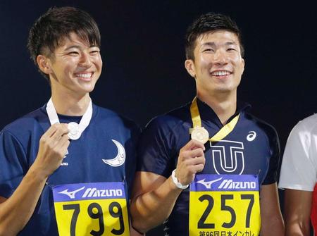 　男子１００メートルを９秒９８の日本新記録で優勝し、メダルを手に笑顔の桐生祥秀（右）。左は１０秒０７で２位の多田修平