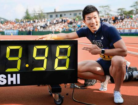 　日本学生対校選手権の男子１００メートル決勝で日本新記録となる９秒９８をマークした桐生