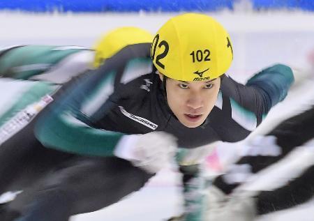 　男子５００メートル決勝　１位の坂爪亮介＝帝産アイススケートトレーニングセンター