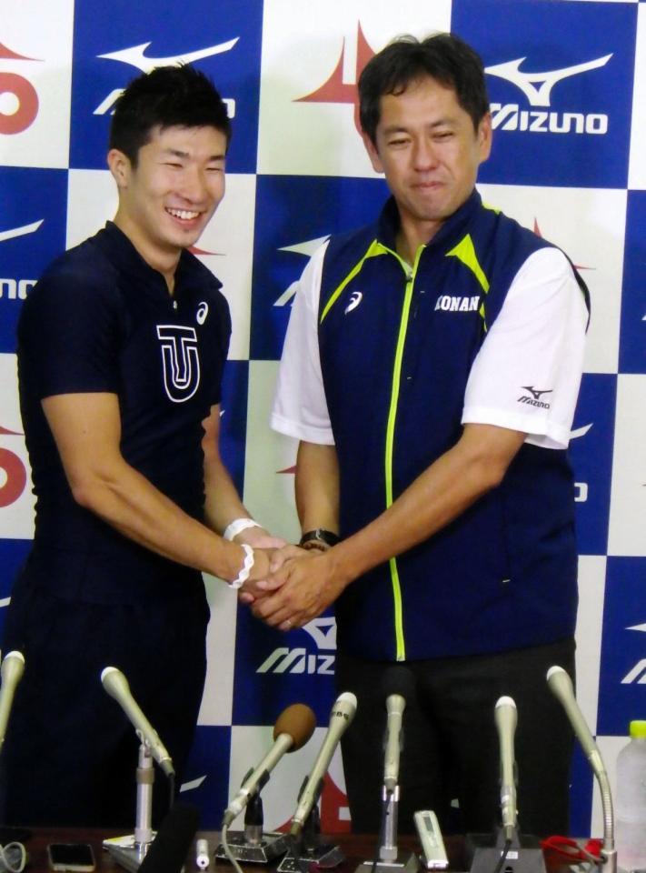 　握手を交わす桐生祥秀（左）と、伊東浩司氏
