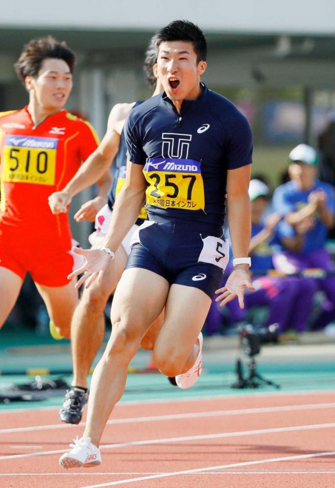 　男子１００メートル決勝で９秒９８の日本新記録をマークし、雄たけびを上げる桐生祥秀　