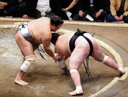 　照ノ富士（右）を引き落としで破った北勝富士