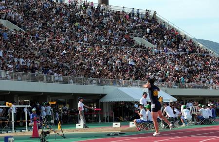 　９秒９８の日本新記録で優勝した桐生祥秀（手前）に、満員のスタンドから歓声が上がった＝９月９日