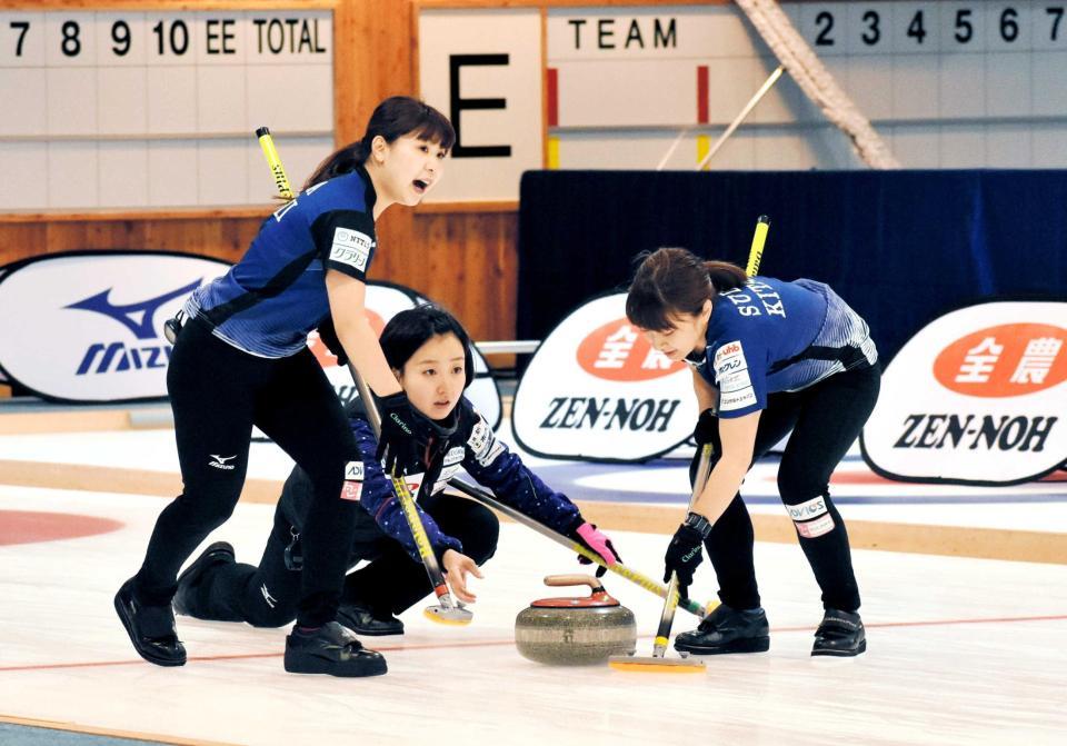 　ショットを放つＬＳ北見の藤沢（中央）とスイープする吉田夕（左）、鈴木