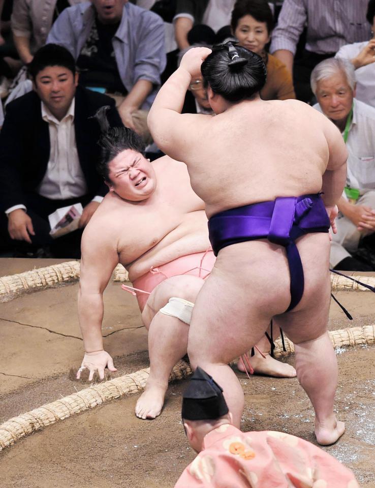 貴景勝（手前）に突き倒しで敗れ足を痛めた宇良＝両国国技館（撮影・開出牧）