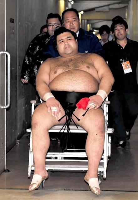 高安、宇良も休場か 取り組みで負傷し自力で歩けず 3横綱に続き