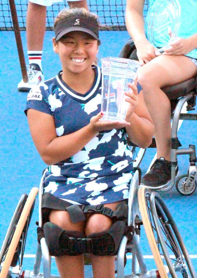 　全米オープンの車いすテニス女子シングルスで優勝し、トロフィーを手に笑顔の上地結衣