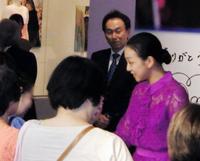 ファンをお出迎えする浅田真央さん＝日本橋高島屋