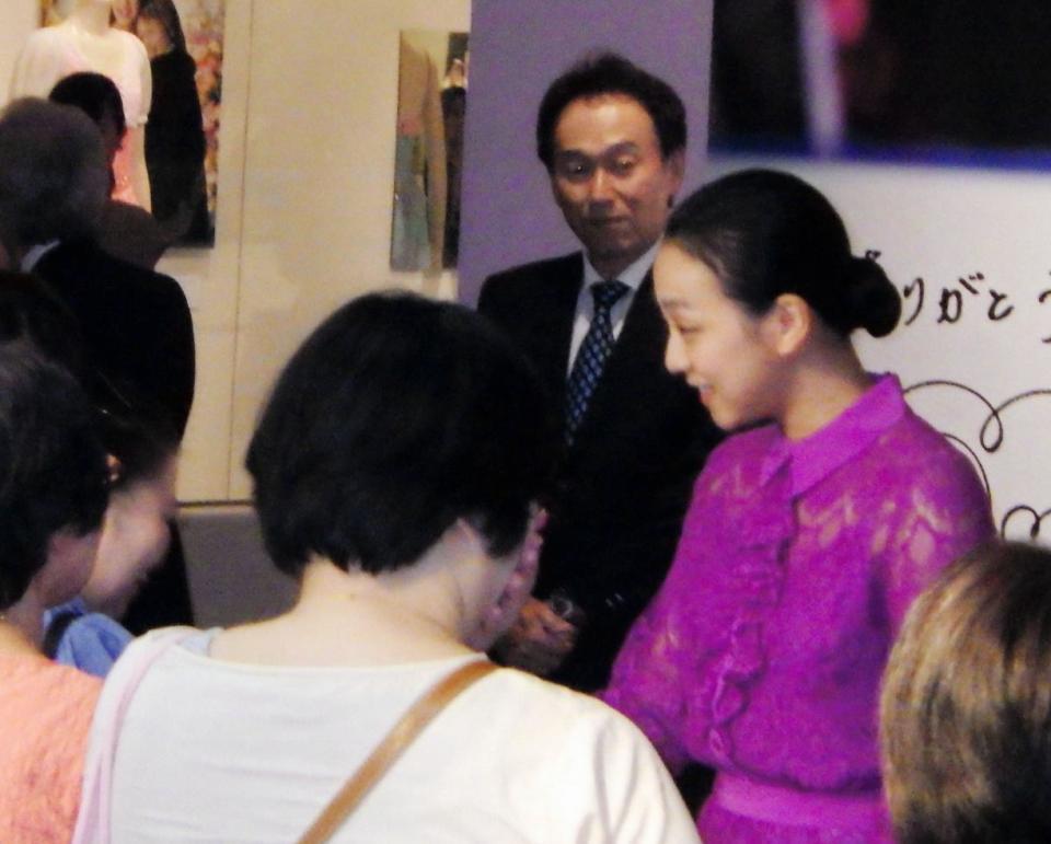 ファンをお出迎えする浅田真央さん＝日本橋高島屋