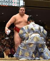 日馬富士を破り５連勝の阿武咲＝両国国技館