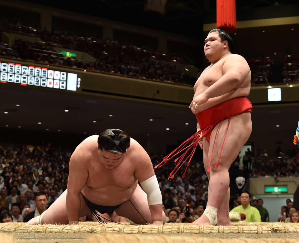 　照ノ富士（左）を破り４連勝の阿武咲　（切り込み写真）照ノ富士（右）を引き落とす＝撮影・中田匡峻