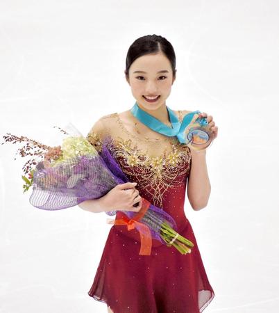 　メダルを手に笑顔の本田真凜