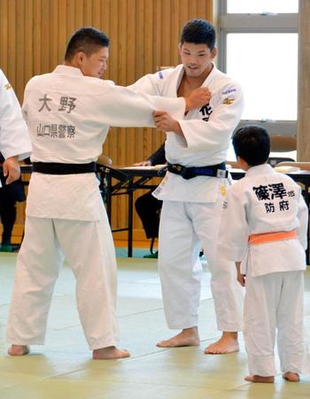 　柔道教室で子どもに指導する大野将平（右）