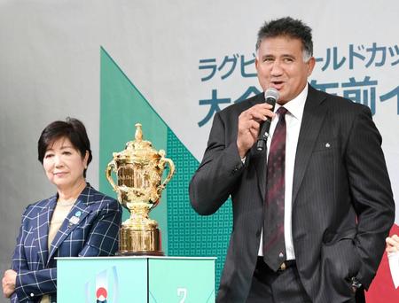 　ラグビーＷ杯の開幕２年前記念イベントで、優勝トロフィーを前にあいさつする日本代表のジェイミー・ジョセフヘッドコーチ。左は東京都の小池百合子知事