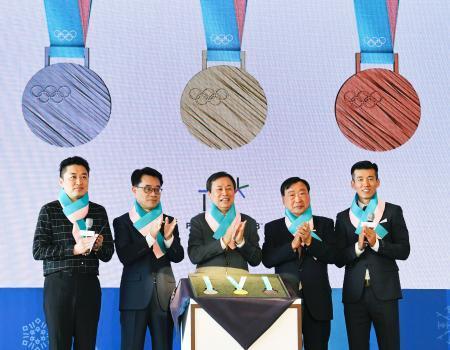 　２１日、ソウル市内で開かれた平昌冬季五輪のメダル公開セレモニー（共同）