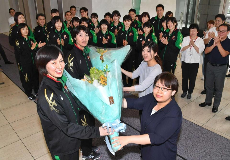 　花束を受け取るＪＴマーヴェラスの（左手前から）奥村麻依主将と吉原知子監督