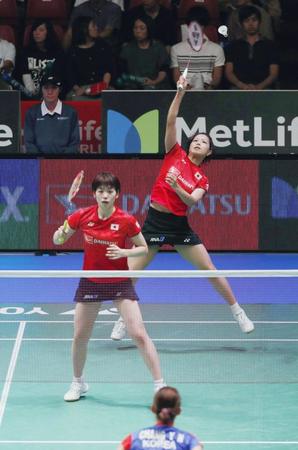 　女子ダブルス準々決勝で勝利した福島（奥）、広田組＝東京体育館