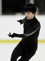 　公式練習で調整する羽生結弦＝モントリオール（共同）