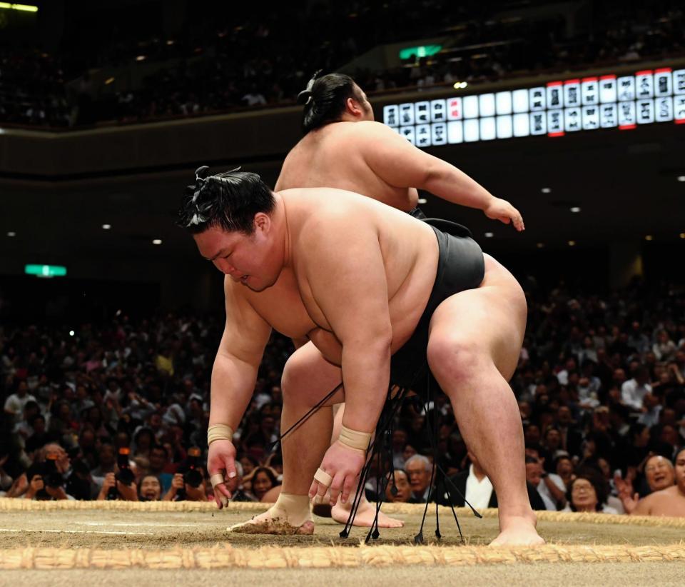 貴景勝に叩き込みで敗れた豪栄道（手前）＝両国国技館（撮影・中田匡峻）