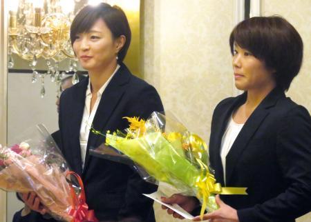 　報告会で花束を手にする角田夏実（左）と志々目愛＝２３日午後、千葉県浦安市