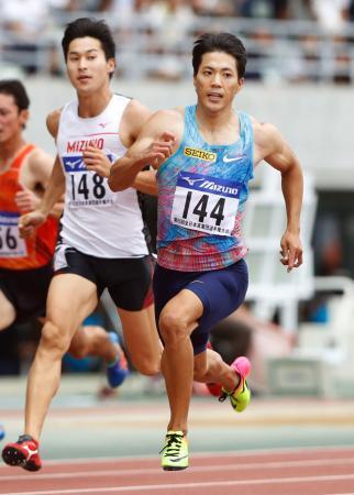 　男子１００メートル決勝　１０秒００をマークし、優勝した山県亮太（右）＝ヤンマースタジアム長居