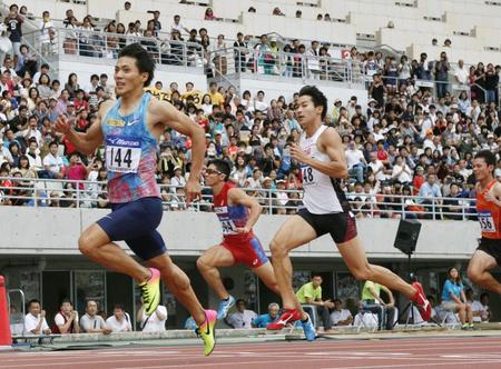 　男子１００メートル決勝　10秒00で優勝した山県亮太（左端）＝ヤンマースタジアム長居