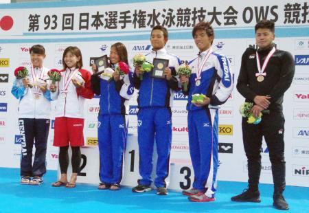 　メダルを手に笑顔の森山幸美（中央左）、野中大暉（同右）ら＝東京都お台場海浜公園
