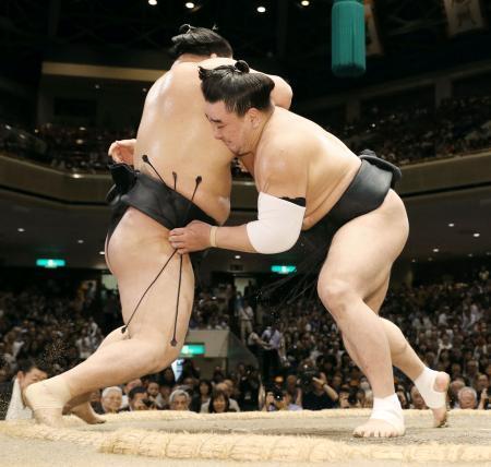 　優勝決定戦で、豪栄道（左）を寄り切りで下す日馬富士＝両国国技館
