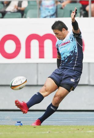 　キヤノン-ヤマハ発動機　後半、ゴールキックを決めるヤマハ発動機・五郎丸＝大銀ドーム