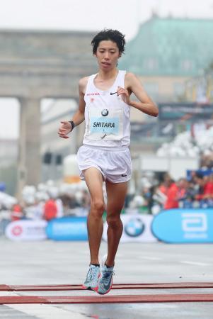 　６位でゴールする設楽悠太＝ベルリン（ロイター＝共同）