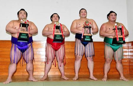 　トロフィーを手に記念写真に納まる（左から）殊勲賞の貴景勝、敢闘賞の阿武咲と朝乃山、技能賞の嘉風＝両国国技館