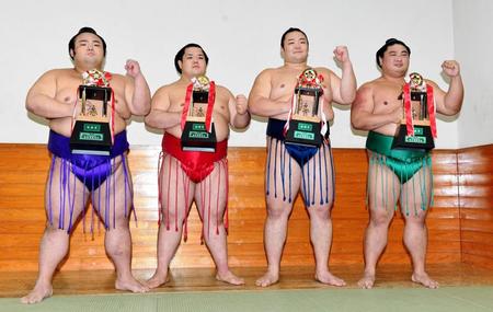 　トロフィーを手にガッツポーズする（左から）殊勲賞の貴景勝、敢闘賞の阿武咲と朝乃山、技能賞の嘉風＝両国国技館