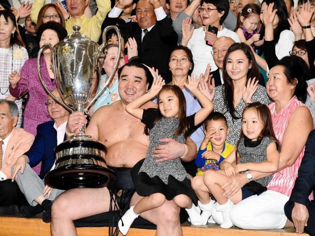 日馬富士「全身全霊」逆転優勝！ 異例づくし4金星配給から 最少勝ち星 