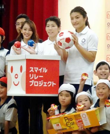 　イベントに参加した（中央左から）田中理恵さん、吉田沙保里、伊調馨