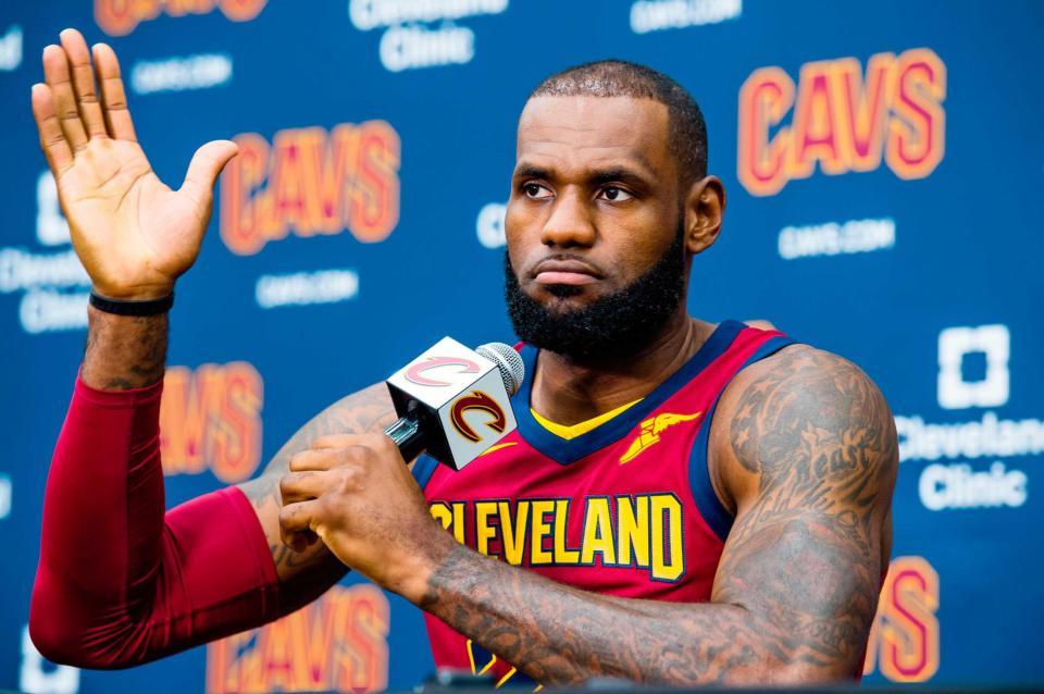 　会見するジェームズ選手