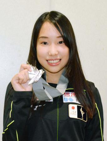 　２位となったオータム・クラシックのメダルを披露するフィギュアスケート女子の三原舞依＝２８日、大阪空港