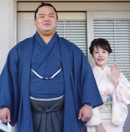 　香奈夫人（右）との結婚を発表した妙義龍＝２９日午前、東京都足立区の境川部屋