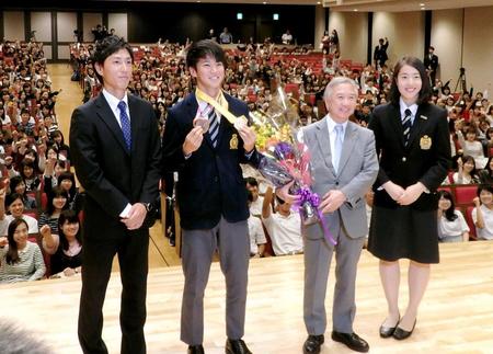 　陸上世界選手権とユニバーシアードのメダルを手に笑顔の多田修平（中央左）