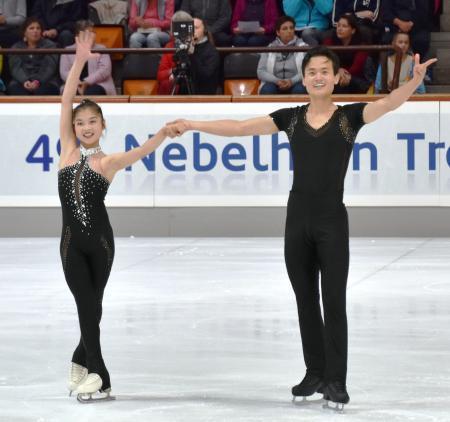 　フィギュアスケートのペアで平昌冬季五輪出場枠を獲得した北朝鮮ペアのリョム・テオク（左）とキム・ジュシク＝２９日・ドイツ・オーベルストドルフ（共同）