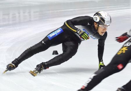 　男子５００メートル準決勝で滑走する渡辺啓太＝ブダペスト（共同）