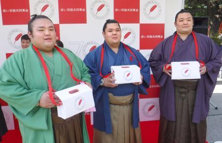　「赤い羽根共同募金運動」に参加した大相撲の（左から）貴景勝、阿武咲、朝乃山の３力士＝１日、東京都台東区の浅草寺